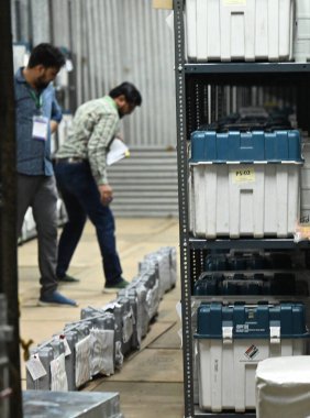 NEW DELHI INDIA - 4 Haziran 2024 Seçim Komisyonu yetkilileri EVM makinelerini kontrol ediyor Lok Sabha 2024 oy sayımı 4 Haziran 2024 tarihinde Yeni Delhi Hindistan 'da Akshardham sayım merkezinde başlıyor. (Fotoğraf: Sonu Mehta / Hin