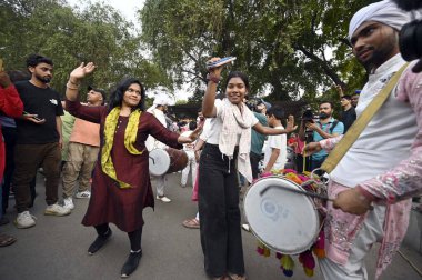 NEW DELHI INDIA - 4 Haziran 2024 Kongre destekçileri 4 Haziran 2024 tarihinde Yeni Delhi Hindistan 'daki AICC genel merkezinde kutlama yaptılar. BJP liderliğindeki NDA koalisyonu sandalyelerin çoğunluğunu elinde tutmasına karşın, muhalefetten beklenenden daha büyük bir meydan okumayla karşılaştı. BJP