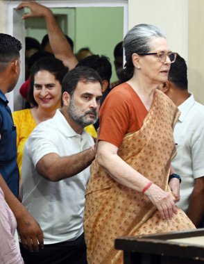 NEW DELHI INDIA - 4 Haziran 2024 Kongre lideri Sonia Gandhi Rahul Gandhi ve Priyanka Vadra, 4 Haziran 2024 tarihinde Yeni Delhi Hindistan 'daki AICC genel merkezine geldiler. BJP liderliğindeki NDA koalisyonu sandalyelerin çoğunluğunu elinde tutmasına karşın, daha zorlu bir sorunla karşı karşıya kaldı