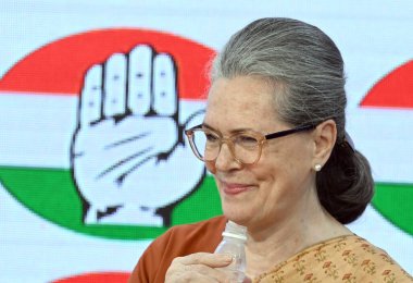 NEW DELHI INDIA - 4 Haziran 2024 Kongre Liderleri Sonia Gandhi, 4 Haziran 2024 tarihinde Yeni Delhi Hindistan 'da AICC genel merkezinde düzenlenen basın toplantısında. BJP liderliğindeki NDA koalisyonu sandalyelerin çoğunluğunu elinde tutmasına karşın muhalefetten daha büyük bir meydan okumayla karşılaştı.