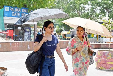 NEW DELHI INDIA - 5 Haziran 2024 Sıcak bir öğleden sonra Connaught Place 'de 5 Haziran 2024' te Yeni Delhi Hindistan 'da. (Fotoğraf: Sanjeev Verma / Hindustan Times 