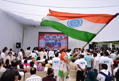 NEW DELHI INDIA - 4 Haziran 2024 Kongre destekçileri, 4 Haziran 2024 tarihinde Yeni Delhi Hindistan 'daki AICC genel merkezinde Lok Sabha 2024 seçimlerinin sayımının sonuçlarını kutladı. (Fotoğraf: Vipin Kumar / Hindustan Times)