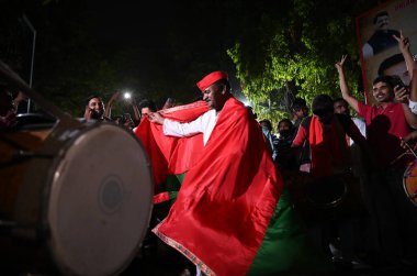 LUCKnow INDIA - 4 Haziran 2024 Samajwadi parti çalışanları, Hindistan İttifakı 'nın 4 Haziran 2024 tarihinde Lucknow Hindistan' da yapılan Lok Sabha seçimlerinde liderliği kazanmasının ardından SP ofisinde kutlama yaptılar. Uttar Pradesh 'te Akhilesh Yadav Samajwadi Partisi büyük bir sürpriz yaptı.