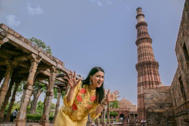 NEW DELHI INDIA 4 Haziran 2024 Bollywood oyuncusu Mannara Chopra 4 Haziran 2024 tarihinde Yeni Delhi Hindistan 'da poz verdi. Aktör Mannara Chopra, Delhis 'in HT City ile olan ikonik simgelerini tekrar ziyaret etti ve memleketi ile arasındaki özel bağdan bahsetti..