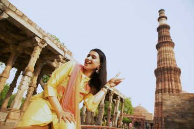 NEW DELHI INDIA 4 Haziran 2024 Bollywood oyuncusu Mannara Chopra 4 Haziran 2024 tarihinde Yeni Delhi Hindistan 'da poz verdi. Aktör Mannara Chopra, Delhis 'in HT City ile olan ikonik simgelerini tekrar ziyaret etti ve memleketi ile arasındaki özel bağdan bahsetti..
