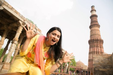 NEW DELHI INDIA 4 Haziran 2024 Bollywood oyuncusu Mannara Chopra 4 Haziran 2024 tarihinde Yeni Delhi Hindistan 'da poz verdi. Aktör Mannara Chopra, Delhis 'in HT City ile olan ikonik simgelerini tekrar ziyaret etti ve memleketi ile arasındaki özel bağdan bahsetti..