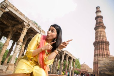 NEW DELHI INDIA 4 Haziran 2024 Bollywood oyuncusu Mannara Chopra 4 Haziran 2024 tarihinde Yeni Delhi Hindistan 'da poz verdi. Aktör Mannara Chopra, Delhis 'in HT City ile olan ikonik simgelerini tekrar ziyaret etti ve memleketi ile arasındaki özel bağdan bahsetti..