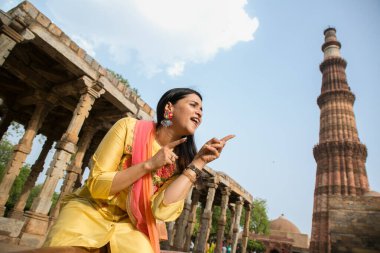 NEW DELHI INDIA 4 Haziran 2024 Bollywood oyuncusu Mannara Chopra 4 Haziran 2024 tarihinde Yeni Delhi Hindistan 'da poz verdi. Aktör Mannara Chopra, Delhis 'in HT City ile olan ikonik simgelerini tekrar ziyaret etti ve memleketi ile arasındaki özel bağdan bahsetti..