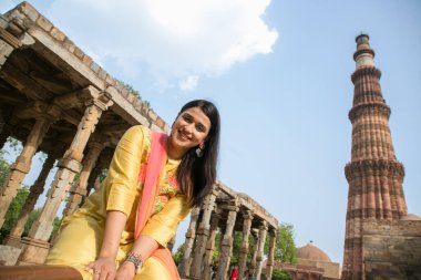 NEW DELHI INDIA 4 Haziran 2024 Bollywood oyuncusu Mannara Chopra 4 Haziran 2024 tarihinde Yeni Delhi Hindistan 'da poz verdi. Aktör Mannara Chopra, Delhis 'in HT City ile olan ikonik simgelerini tekrar ziyaret etti ve memleketi ile arasındaki özel bağdan bahsetti..