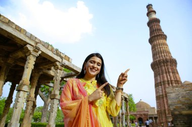 NEW DELHI INDIA 4 Haziran 2024 Bollywood oyuncusu Mannara Chopra 4 Haziran 2024 tarihinde Yeni Delhi Hindistan 'da poz verdi. Aktör Mannara Chopra, Delhis 'in HT City ile olan ikonik simgelerini tekrar ziyaret etti ve memleketi ile arasındaki özel bağdan bahsetti..