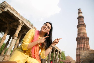 NEW DELHI INDIA 4 Haziran 2024 Bollywood oyuncusu Mannara Chopra 4 Haziran 2024 tarihinde Yeni Delhi Hindistan 'da poz verdi. Aktör Mannara Chopra, Delhis 'in HT City ile olan ikonik simgelerini tekrar ziyaret etti ve memleketi ile arasındaki özel bağdan bahsetti..