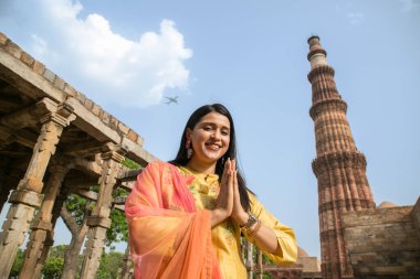 NEW DELHI INDIA 4 Haziran 2024 Bollywood oyuncusu Mannara Chopra 4 Haziran 2024 tarihinde Yeni Delhi Hindistan 'da poz verdi. Aktör Mannara Chopra, Delhis 'in HT City ile olan ikonik simgelerini tekrar ziyaret etti ve memleketi ile arasındaki özel bağdan bahsetti..