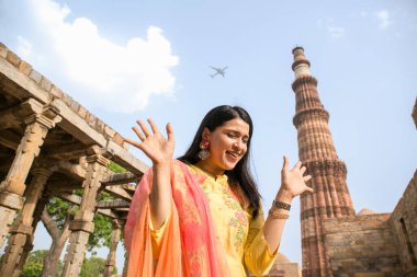 NEW DELHI INDIA 4 Haziran 2024 Bollywood oyuncusu Mannara Chopra 4 Haziran 2024 tarihinde Yeni Delhi Hindistan 'da poz verdi. Aktör Mannara Chopra, Delhis 'in HT City ile olan ikonik simgelerini tekrar ziyaret etti ve memleketi ile arasındaki özel bağdan bahsetti..