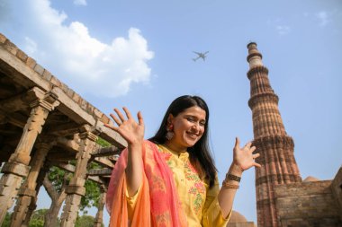 NEW DELHI INDIA 4 Haziran 2024 Bollywood oyuncusu Mannara Chopra 4 Haziran 2024 tarihinde Yeni Delhi Hindistan 'da poz verdi. Aktör Mannara Chopra, Delhis 'in HT City ile olan ikonik simgelerini tekrar ziyaret etti ve memleketi ile arasındaki özel bağdan bahsetti..