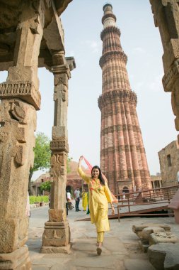 NEW DELHI INDIA 4 Haziran 2024 Bollywood oyuncusu Mannara Chopra 4 Haziran 2024 tarihinde Yeni Delhi Hindistan 'da poz verdi. Aktör Mannara Chopra, Delhis 'in HT City ile olan ikonik simgelerini tekrar ziyaret etti ve memleketi ile arasındaki özel bağdan bahsetti..