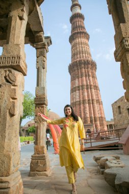 NEW DELHI INDIA 4 Haziran 2024 Bollywood oyuncusu Mannara Chopra 4 Haziran 2024 tarihinde Yeni Delhi Hindistan 'da poz verdi. Aktör Mannara Chopra, Delhis 'in HT City ile olan ikonik simgelerini tekrar ziyaret etti ve memleketi ile arasındaki özel bağdan bahsetti..