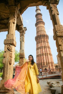 NEW DELHI INDIA 4 Haziran 2024 Bollywood oyuncusu Mannara Chopra 4 Haziran 2024 tarihinde Yeni Delhi Hindistan 'da poz verdi. Aktör Mannara Chopra, Delhis 'in HT City ile olan ikonik simgelerini tekrar ziyaret etti ve memleketi ile arasındaki özel bağdan bahsetti..