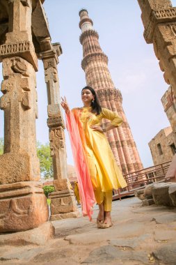 NEW DELHI INDIA 4 Haziran 2024 Bollywood oyuncusu Mannara Chopra 4 Haziran 2024 tarihinde Yeni Delhi Hindistan 'da poz verdi. Aktör Mannara Chopra, Delhis 'in HT City ile olan ikonik simgelerini tekrar ziyaret etti ve memleketi ile arasındaki özel bağdan bahsetti..