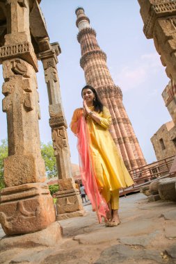 NEW DELHI INDIA 4 Haziran 2024 Bollywood oyuncusu Mannara Chopra 4 Haziran 2024 tarihinde Yeni Delhi Hindistan 'da poz verdi. Aktör Mannara Chopra, Delhis 'in HT City ile olan ikonik simgelerini tekrar ziyaret etti ve memleketi ile arasındaki özel bağdan bahsetti..