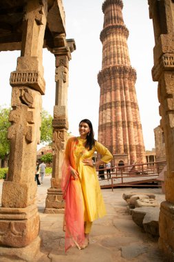 NEW DELHI INDIA 4 Haziran 2024 Bollywood oyuncusu Mannara Chopra 4 Haziran 2024 tarihinde Yeni Delhi Hindistan 'da poz verdi. Aktör Mannara Chopra, Delhis 'in HT City ile olan ikonik simgelerini tekrar ziyaret etti ve memleketi ile arasındaki özel bağdan bahsetti..