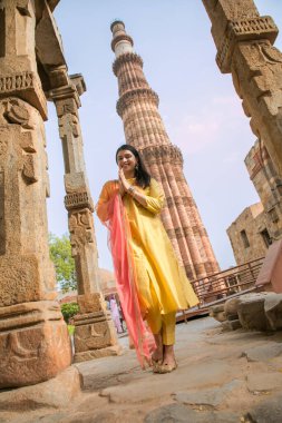 NEW DELHI INDIA 4 Haziran 2024 Bollywood oyuncusu Mannara Chopra 4 Haziran 2024 tarihinde Yeni Delhi Hindistan 'da poz verdi. Aktör Mannara Chopra, Delhis 'in HT City ile olan ikonik simgelerini tekrar ziyaret etti ve memleketi ile arasındaki özel bağdan bahsetti..