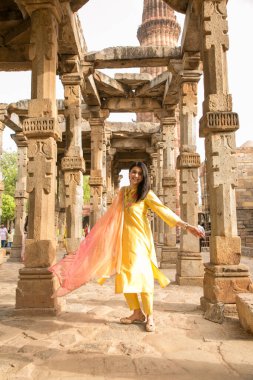NEW DELHI INDIA 4 Haziran 2024 Bollywood oyuncusu Mannara Chopra 4 Haziran 2024 tarihinde Yeni Delhi Hindistan 'da poz verdi. Aktör Mannara Chopra, Delhis 'in HT City ile olan ikonik simgelerini tekrar ziyaret etti ve memleketi ile arasındaki özel bağdan bahsetti..