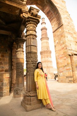 NEW DELHI INDIA 4 Haziran 2024 Bollywood oyuncusu Mannara Chopra 4 Haziran 2024 tarihinde Yeni Delhi Hindistan 'da poz verdi. Aktör Mannara Chopra, Delhis 'in HT City ile olan ikonik simgelerini tekrar ziyaret etti ve memleketi ile arasındaki özel bağdan bahsetti..