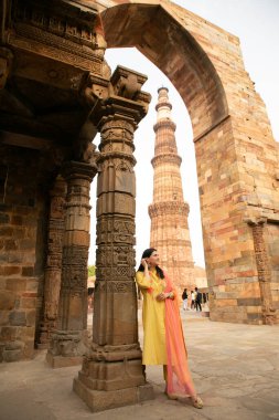 NEW DELHI INDIA 4 Haziran 2024 Bollywood oyuncusu Mannara Chopra 4 Haziran 2024 tarihinde Yeni Delhi Hindistan 'da poz verdi. Aktör Mannara Chopra, Delhis 'in HT City ile olan ikonik simgelerini tekrar ziyaret etti ve memleketi ile arasındaki özel bağdan bahsetti..