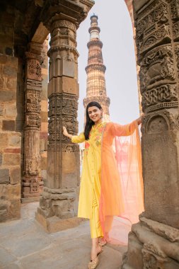 NEW DELHI INDIA 4 Haziran 2024 Bollywood oyuncusu Mannara Chopra 4 Haziran 2024 tarihinde Yeni Delhi Hindistan 'da poz verdi. Aktör Mannara Chopra, Delhis 'in HT City ile olan ikonik simgelerini tekrar ziyaret etti ve memleketi ile arasındaki özel bağdan bahsetti..