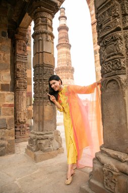 NEW DELHI INDIA 4 Haziran 2024 Bollywood oyuncusu Mannara Chopra 4 Haziran 2024 tarihinde Yeni Delhi Hindistan 'da poz verdi. Aktör Mannara Chopra, Delhis 'in HT City ile olan ikonik simgelerini tekrar ziyaret etti ve memleketi ile arasındaki özel bağdan bahsetti..