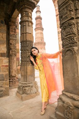 NEW DELHI INDIA 4 Haziran 2024 Bollywood oyuncusu Mannara Chopra 4 Haziran 2024 tarihinde Yeni Delhi Hindistan 'da poz verdi. Aktör Mannara Chopra, Delhis 'in HT City ile olan ikonik simgelerini tekrar ziyaret etti ve memleketi ile arasındaki özel bağdan bahsetti..