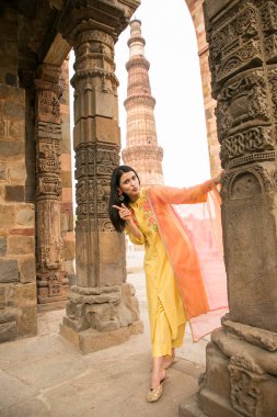 NEW DELHI INDIA 4 Haziran 2024 Bollywood oyuncusu Mannara Chopra 4 Haziran 2024 tarihinde Yeni Delhi Hindistan 'da poz verdi. Aktör Mannara Chopra, Delhis 'in HT City ile olan ikonik simgelerini tekrar ziyaret etti ve memleketi ile arasındaki özel bağdan bahsetti..