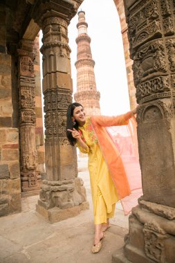 NEW DELHI INDIA 4 Haziran 2024 Bollywood oyuncusu Mannara Chopra 4 Haziran 2024 tarihinde Yeni Delhi Hindistan 'da poz verdi. Aktör Mannara Chopra, Delhis 'in HT City ile olan ikonik simgelerini tekrar ziyaret etti ve memleketi ile arasındaki özel bağdan bahsetti..