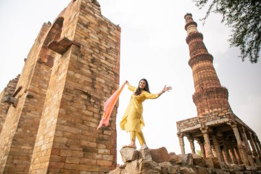 NEW DELHI INDIA 4 Haziran 2024 Bollywood oyuncusu Mannara Chopra 4 Haziran 2024 tarihinde Yeni Delhi Hindistan 'da poz verdi. Aktör Mannara Chopra, Delhis 'in HT City ile olan ikonik simgelerini tekrar ziyaret etti ve memleketi ile arasındaki özel bağdan bahsetti..