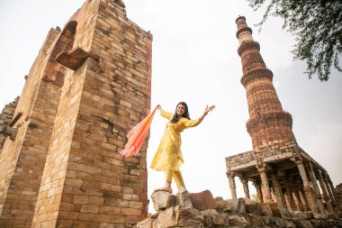 NEW DELHI INDIA 4 Haziran 2024 Bollywood oyuncusu Mannara Chopra 4 Haziran 2024 tarihinde Yeni Delhi Hindistan 'da poz verdi. Aktör Mannara Chopra, Delhis 'in HT City ile olan ikonik simgelerini tekrar ziyaret etti ve memleketi ile arasındaki özel bağdan bahsetti..
