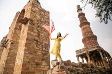 NEW DELHI INDIA 4 Haziran 2024 Bollywood oyuncusu Mannara Chopra 4 Haziran 2024 tarihinde Yeni Delhi Hindistan 'da poz verdi. Aktör Mannara Chopra, Delhis 'in HT City ile olan ikonik simgelerini tekrar ziyaret etti ve memleketi ile arasındaki özel bağdan bahsetti..