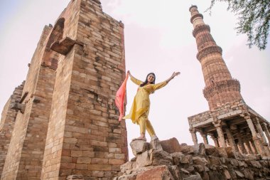 NEW DELHI INDIA 4 Haziran 2024 Bollywood oyuncusu Mannara Chopra 4 Haziran 2024 tarihinde Yeni Delhi Hindistan 'da poz verdi. Aktör Mannara Chopra, Delhis 'in HT City ile olan ikonik simgelerini tekrar ziyaret etti ve memleketi ile arasındaki özel bağdan bahsetti..