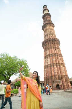 NEW DELHI INDIA 4 Haziran 2024 Bollywood oyuncusu Mannara Chopra 4 Haziran 2024 tarihinde Yeni Delhi Hindistan 'da poz verdi. Aktör Mannara Chopra, Delhis 'in HT City ile olan ikonik simgelerini tekrar ziyaret etti ve memleketi ile arasındaki özel bağdan bahsetti..