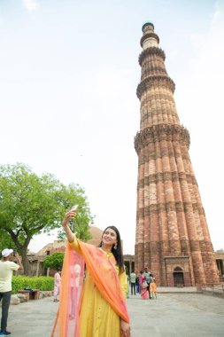 NEW DELHI INDIA 4 Haziran 2024 Bollywood oyuncusu Mannara Chopra 4 Haziran 2024 tarihinde Yeni Delhi Hindistan 'da poz verdi. Aktör Mannara Chopra, Delhis 'in HT City ile olan ikonik simgelerini tekrar ziyaret etti ve memleketi ile arasındaki özel bağdan bahsetti..