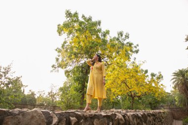 NEW DELHI INDIA 4 Haziran 2024 Bollywood oyuncusu Mannara Chopra 4 Haziran 2024 tarihinde Yeni Delhi Hindistan 'da poz verdi. Aktör Mannara Chopra, Delhis 'in HT City ile olan ikonik simgelerini tekrar ziyaret etti ve memleketi ile arasındaki özel bağdan bahsetti..