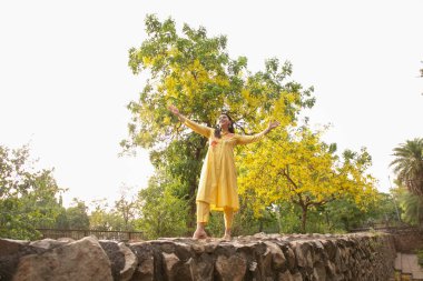 NEW DELHI INDIA 4 Haziran 2024 Bollywood oyuncusu Mannara Chopra 4 Haziran 2024 tarihinde Yeni Delhi Hindistan 'da poz verdi. Aktör Mannara Chopra, Delhis 'in HT City ile olan ikonik simgelerini tekrar ziyaret etti ve memleketi ile arasındaki özel bağdan bahsetti..