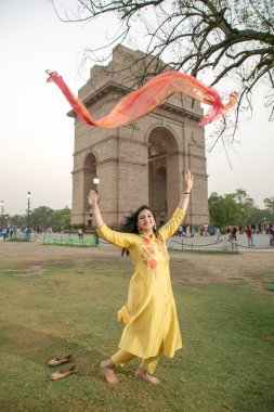 NEW DELHI INDIA 4 Haziran 2024 Bollywood oyuncusu Mannara Chopra 4 Haziran 2024 tarihinde Yeni Delhi Hindistan 'da poz verdi. Aktör Mannara Chopra, Delhis 'in HT City ile olan ikonik simgelerini tekrar ziyaret etti ve memleketi ile arasındaki özel bağdan bahsetti..