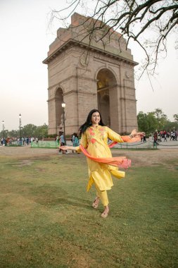 NEW DELHI INDIA 4 Haziran 2024 Bollywood oyuncusu Mannara Chopra 4 Haziran 2024 tarihinde Yeni Delhi Hindistan 'da poz verdi. Aktör Mannara Chopra, Delhis 'in HT City ile olan ikonik simgelerini tekrar ziyaret etti ve memleketi ile arasındaki özel bağdan bahsetti..