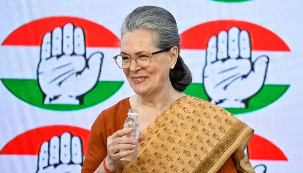 NEW DELHI INDIA - 4 Haziran 2024 Kongre Parlamento Partisi (CPP) Başkanı Sonia Gandhi, 4 Haziran 2024 tarihinde Yeni Delhi Hindistan 'daki AICC Genel Merkezi' nde düzenlenen Lok Sabha seçim konferansında yaptığı konuşmada, BJP liderliğindeki NDA koalisyonu büyük çaplı bir