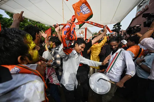 NEW DELHI INDIA - 4 Haziran 2024 BJP çalışanları, 4 Haziran 2024 tarihinde Yeni Delhi Hindistan 'daki BJP Genel Merkezi' nde yapılan Lok Sabha Seçimleri 'nin sonuçlarını kutladı. Ulusal Demokratik İttifak, kazanmayı başardıktan sonra iktidara dönmeye hazırlanıyor.