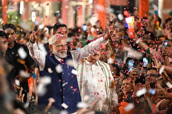 NEW DELHI INDIA - 4 Haziran 2024 Başbakan Narendra Modi ve BJP Ulusal Başkanı JP Nadda, partinin 4 Haziran 2024 seçimlerinde Lok Sabha seçimlerine liderlik ettiği BJP Genel Merkezi 'ne gelişi üzerine destekçilerini selamladılar.