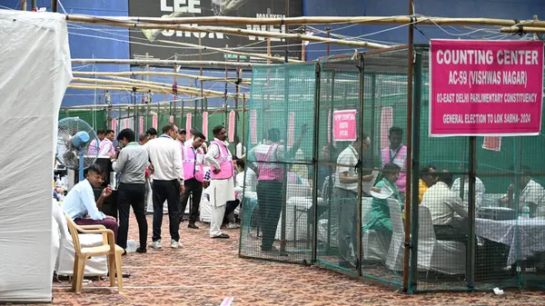 stock image NEW DELHI  INDIA - JUNE 4  2024  Election Commission officials carry the EVM machines as the counting of votes for Lok Sabha Elections 2024 Begins at Akshardham counting center on June 4  2024 in New Delhi  India. (Photo by Sonu Mehta/Hindustan Times