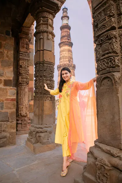 NEW DELHI INDIA 4 Haziran 2024 Bollywood oyuncusu Mannara Chopra 4 Haziran 2024 tarihinde Yeni Delhi Hindistan 'da poz verdi. Aktör Mannara Chopra, Delhis 'in HT City ile olan ikonik simgelerini tekrar ziyaret etti ve memleketi ile arasındaki özel bağdan bahsetti..