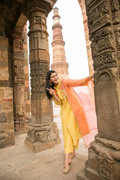 NEW DELHI INDIA 4 Haziran 2024 Bollywood oyuncusu Mannara Chopra 4 Haziran 2024 tarihinde Yeni Delhi Hindistan 'da poz verdi. Aktör Mannara Chopra, Delhis 'in HT City ile olan ikonik simgelerini tekrar ziyaret etti ve memleketi ile arasındaki özel bağdan bahsetti..