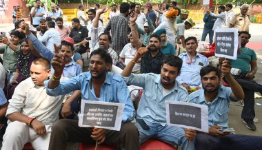 NEW DELHI INDIA AĞUSTOS 22 AĞUSTOS 22 Ağustos 2024 Yeni Delhi Hindistan 'da 22 Ağustos 2024 tarihinde daha fazla talep için otomobil grevi sırasında Jantar mantar taksi sitesi dharna. Tüm Hindistan 'da kaybolan siyah taksiyi kurtarmak için.